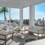 Conceptbeeld van moderne woningen met terrassen en zwembaden in zonnige omgeving