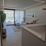 Licht woonkamerinterieur met moderne meubels en balkon