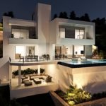 Luxevilla met verlichting en zwembad bij nacht