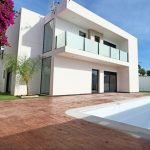 Moderne witte nieuwbouw villa te koop in Fortuna in Murcia met zwembad en houten terras