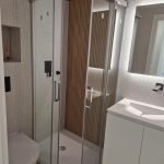 Moderne badkamer met douchecabine en neutrale kleurenpalet