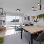 Moderne keuken met houten accenten en witte minimalistische kasten