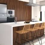 Moderne keuken met witte aanrecht en houten kasten