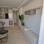 Open woonruimte met keuken woonkamer en minimalistisch design