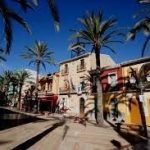 Pittoresk straattafereel met palmbomen en traditionele Spaanse architectuur