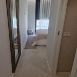 Slaapkamer met doorgang en textuurrijke muren en vloer