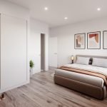Slaapkamer met groot bed wanddecoratie en houten nachtkastjes