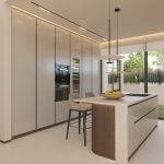 Elegante woonruimte met hanglampen en artistieke inrichting