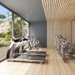 Fitnessruimte met uitzicht op tuin