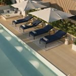 Outdoor patio met eettafel en loungemeubilair in moderne tuin