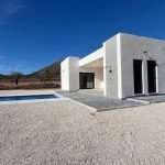 Moderne badkamer met inloopdouche en toilet