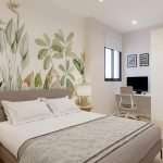 Slaapkamer met groot bed en werkruimte