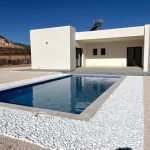 Wit huis met terrasoverkapping en zwembad
