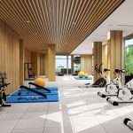 Fitnessruimte met sportapparatuur en uitzicht op zee