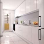 Moderne witte keuken met houten elementen en fruit
