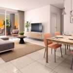 Woonkamer met bankstel eettafel en balkon bij zonsondergang