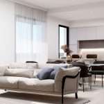 Comfortabele woonkamer met beige bank en kussens