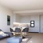 Living en keuken met modern interieur en planten