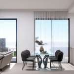 Moderne woonkamer met grote ramen en eettafel