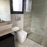 Badkamer met inloopdouche en wastafel