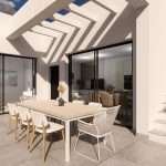 Buitenterras met eettafel stoelen en deur