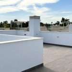 Dakterras met zicht op omgeving blauwe lucht