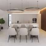 Eetkamer met moderne verlichting en meubels