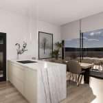 Keuken met marmeren eiland houten vloer