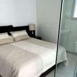 Slaapkamer met tweepersoonsbed en lampjes