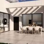 Witte villa met buiten eethoek en trappen