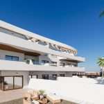 Wit appartementencomplex met blauwe luchtachtergrond
