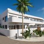 Witte appartementen met palmbomen en blauwe lucht