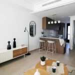 Stijlvolle woonkamer met moderne keuken en meubels